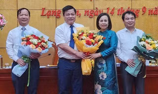 Tặng hoa cho một số vị vừa được bầu, miễn nhiệm chức vụ ủy viên UBND tỉnh Lạng Sơn. Ảnh: Duy Chiến 