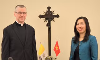Thứ trưởng Ngoại giao Lê Thị Thu Hằng và Thứ trưởng Ngoại giao Toà thánh Vatican - Đức ông Miroslaw Wachowski