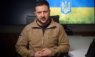 Cần cẩu đang thu dọn hiện trường của một toà nhà bị hư hại ở Donetsk ngày 4/2