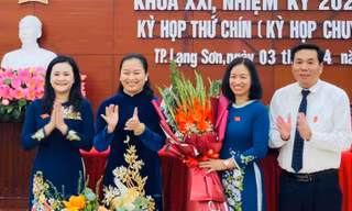 Bà Nông Bích Diệp (giữa) nhận hoa chúc mừng .Ảnh: Duy Chiến 