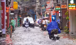 Phương tiện giao thông bị chết máy do ngập nước trên phố Triều Khúc (quận Thanh Xuân, Hà Nội).