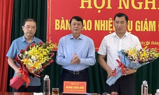 Lãnh đạo tỉnh Cao Bằng tặng hoa chúc mừng 2 cán bộ được luân chuyển, bổ nhiệm. Ảnh: T/M