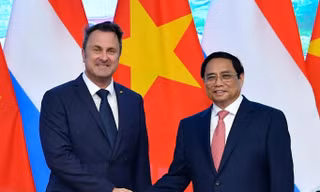 Thủ tướng Phạm Minh Chính và Thủ tướng Luxembourg chụp ảnh chung trước cuộc hội đàm sáng 4/5. (Ảnh: Như Ý)
