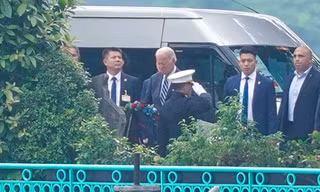 Tổng thống Mỹ Joe Biden thăm phù điêu cố thượng nghị sĩ John McCain