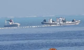 Rào chắn bằng phao mà Hải cảnh Trung Quốc thả xuống quanh bãi Scarborough. (Ảnh: Reuters)