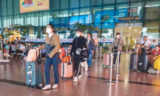 Sân bay Tân Sơn Nhất đón 60.000 người trở lại TPHCM trong chiều mùng Bốn
