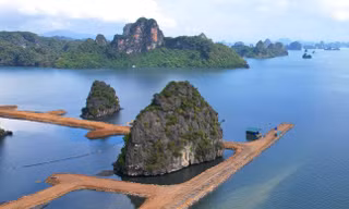 Một phần di sản vịnh Hạ Long bị quây làm”hòn non bộ” khiến nhiều chuyên gia về di sản bức xúc Ảnh: HOÀNG DƯƠNG