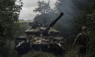 Xe tăng của Ukraine di chuyển trên con đường hướng về Bakhmut ngày 17/6. (Ảnh: AP)