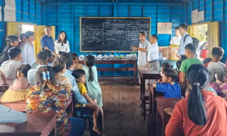 Thứ trưởng Bộ Ngoại giao Lê Thị Thu Hằng thăm bà con gốc Việt tại Campuchia