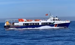 Đảo Lý Sơn bị cô lập do biển động