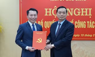 Ông Lương Tuấn Hùng (bìa trái) nhận Quyết định luân chuyển, bổ nhiệm .Ảnh: H.A