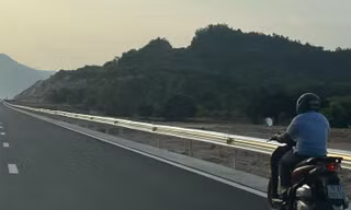 Xe máy chạy ào ào trên cao tốc Nha Trang - Cam Lâm