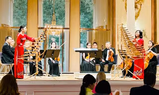 Dàn nhạc thính phòng Hà Nội có cả đàn bầu và đàn T’rưng phụ họa cùng nghệ sĩ Bùi Công Duy, các ca sĩ Tấn Minh, Khánh Ngọc biểu diễn trong phòng hòa nhạc Haydn-Saad tại Áo. Ảnh: TTXVN