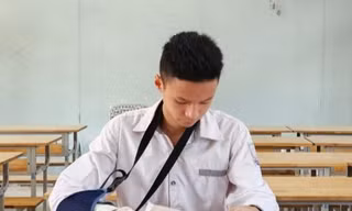 Bị gãy tay bó bột, nam sinh phải nhờ người viết hộ bài thi