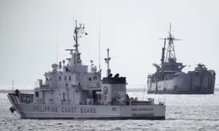 Dây chắn mà Trung Quốc thả xuống bãi Scarborough đã bị Philippines cắt đứt. (Ảnh: Reuters)