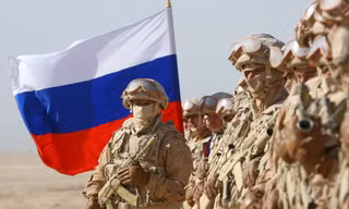 Một chiếc xe tăng bị phá huỷ ở làng Kuhari, ngoại ô thủ đô Kiev của Ukraine. (Ảnh: Getty) 