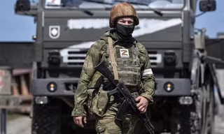 Cảnh hoang tàn sau một vụ không kích vào làng Kupyansk-Vuzlovyi ngày 28/6. (Ảnh: Getty)