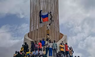 Người Niger treo cờ Nga trong cuộc tập trung ở Niamey ngày 3/8 để ủng hộ chính quyền quân sự. (Ảnh: AP)