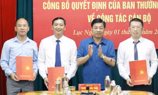 Bí thư Tỉnh ủy Bắc Giang Dương Văn Thái trao quyết định bổ nhiệm Trưởng Ban Tuyên giáo (thứ 2 bên trái), Bí thư Huyện ủy Lục Ngạn Vương Tuấn Nghĩa (đầu tiên bên phải) và Phó Chủ tịch Hội Nông dân tỉnh Bắc Giang Nguyễn Thế Thi.