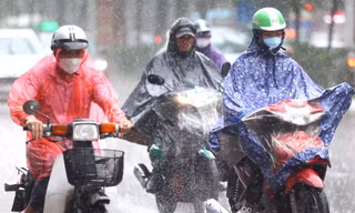 Cơn mưa vàng giải nhiệt sau mấy ngày nắng nóng kỷ lục ở Thủ đô