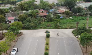 Tại tuyến đường đôi bỏ không ở phường Giang Biên, người dân lập sân đá cầu, nơi đỗ xe 