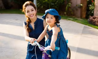 Jennifer Phạm và con gái đáng yêu với đồ đôi