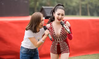 Hương Tràm mặc gợi cảm, hát cùng fan trên sân khấu