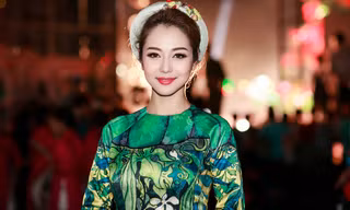 Jennifer Phạm diện áo dài, khăn đóng làm MC