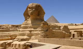 Tượng nhân sư Giza được khắc từ một gò đá tự nhiên, là tác phẩm điêu khắc lớn nhất còn sót lại từ thời cổ đại. Ảnh: Guardians.