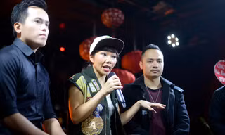 Hà Trần và hai nhạc sĩ trẻ Hoàng Quân (trái) và Dominik Nghĩa Đỗ trong buổi ra mắt album.