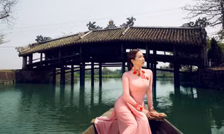 Thu Hoài đẹp kiêu sa với áo dài giữa Kinh thành Huế