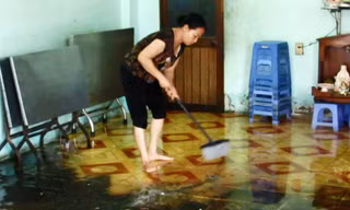 Dân bì bõm tát nước ngập tràn vào nhà.