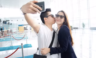 Vợ chồng Dương Thuỳ Linh hôn nhau tình tứ ở sân bay