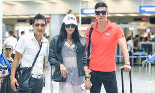 Diệp Lâm Anh diện váy lưới xuyên thấu ra sân bay