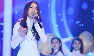 Nam Em mặc áo dài trắng tinh khôi hát nhạc bolero