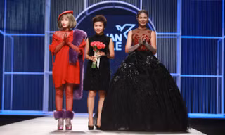 Ngọc Hân 'tái xuất' sàn catwalk, lộng lẫy phối màu đỏ-đen