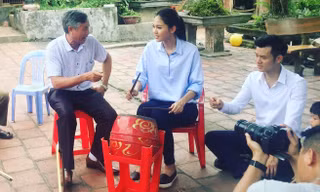 Á hậu Ngô Thanh Thanh Tú thích thú học hát chèo