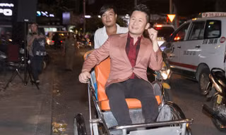 Bằng Kiều mặc vest bảnh bao, ngồi xích lô tới dự sự kiện