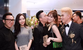 Trấn Thành âu yếm hôn Hari Won giữa chốn đông người