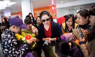 Thu Phương lì xì cho fan ở sân bay