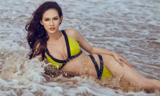 'Gái một con' Quỳnh Chi mặc bikini nóng bỏng trên biển