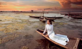 Thu Hoài đẹp 'nao lòng' dưới ánh hoàng hôn của phá Tam Giang
