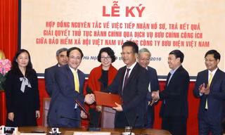 Phó Tổng giám đốc Bảo hiểm Xã hội Việt Nam Trần Đình Liệu và Tổng giám đốc Tổng công ty Bưu điện Việt Nam Phạm Anh Tuấn ký hợp đồng nguyên tắc.