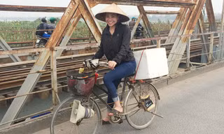 Tận thấy Trà Ngọc Hằng đạp xe đi xin nước gạo nuôi lợn