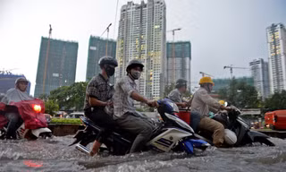 Triều cường gây ngập úng tại TPHCM