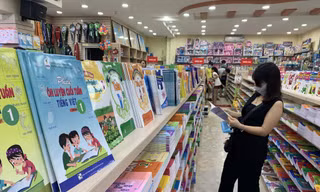 Phụ huynh bó tay trước số lượng SGK và sách bổ trợ được trộn chung Ảnh: Như Ý