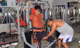Anh Ksor Bop hướng dẫn Tài Nam tập gym