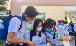 Thí sinh thảo luận sau giờ thi môn Tiếng Anh. Ảnh: PLO