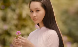 Giáo Ngạn (Trần Nghĩa đóng) si tình và lơ ngơ bị “bóc mẽ” tay chơi hàng hiệu trong cảnh chở Trà Long