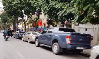 Trông ô tô không phép tại đường Đinh Tiên Hoàng